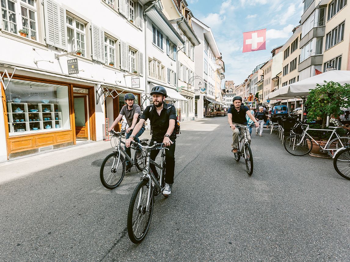 Mit dem Velo unterwegs in der Altstadt von Winterthur.