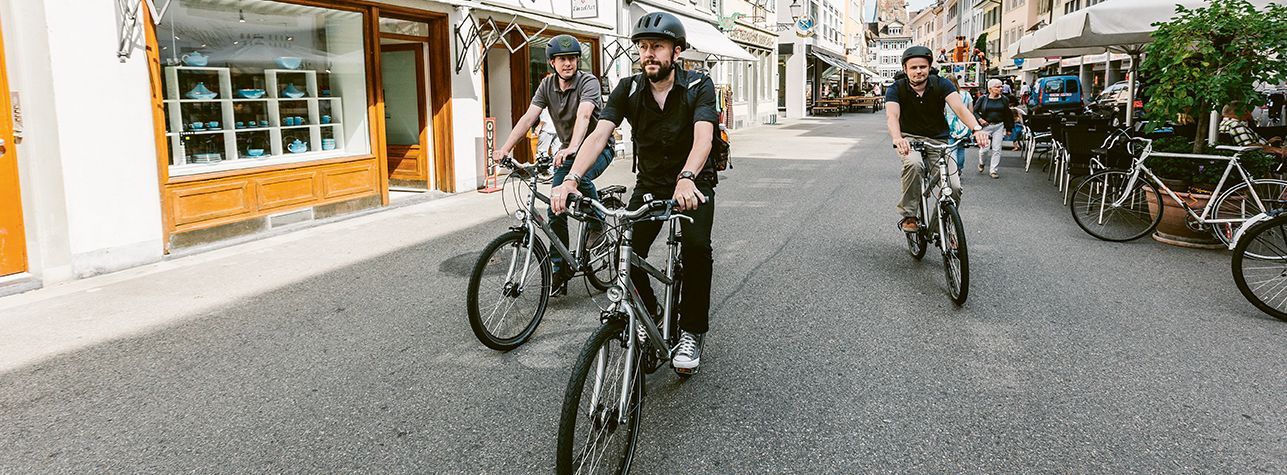 Mit dem Velo unterwegs in der Altstadt von Winterthur.