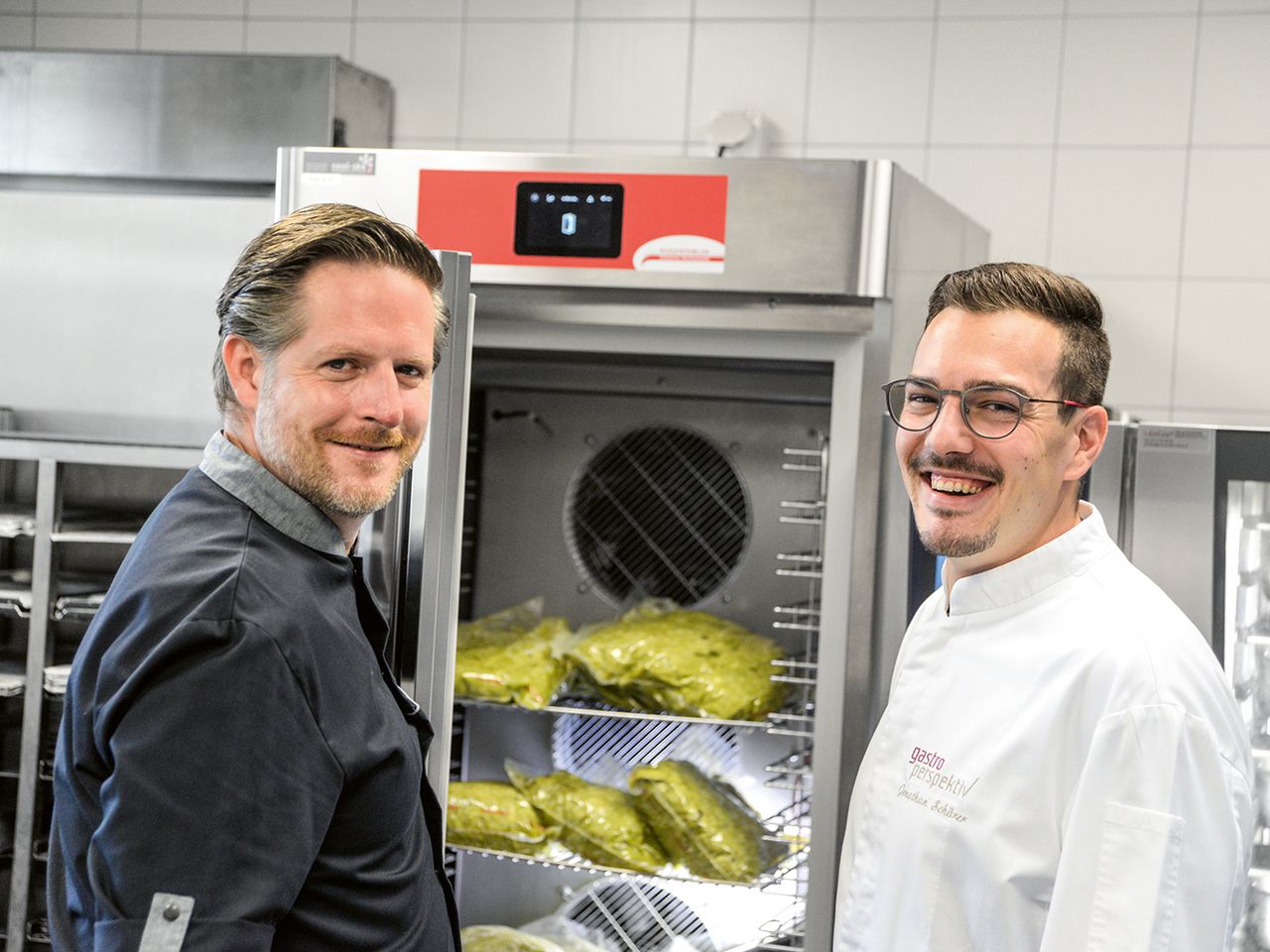 Donat Schatzmann, Leiter Gastronomie Stiftung Rossfeld (links) und Jonathan Schärer, GastroPerspektiv AG & Hugentobler Schweizer Kochsysteme AG (rechts)
