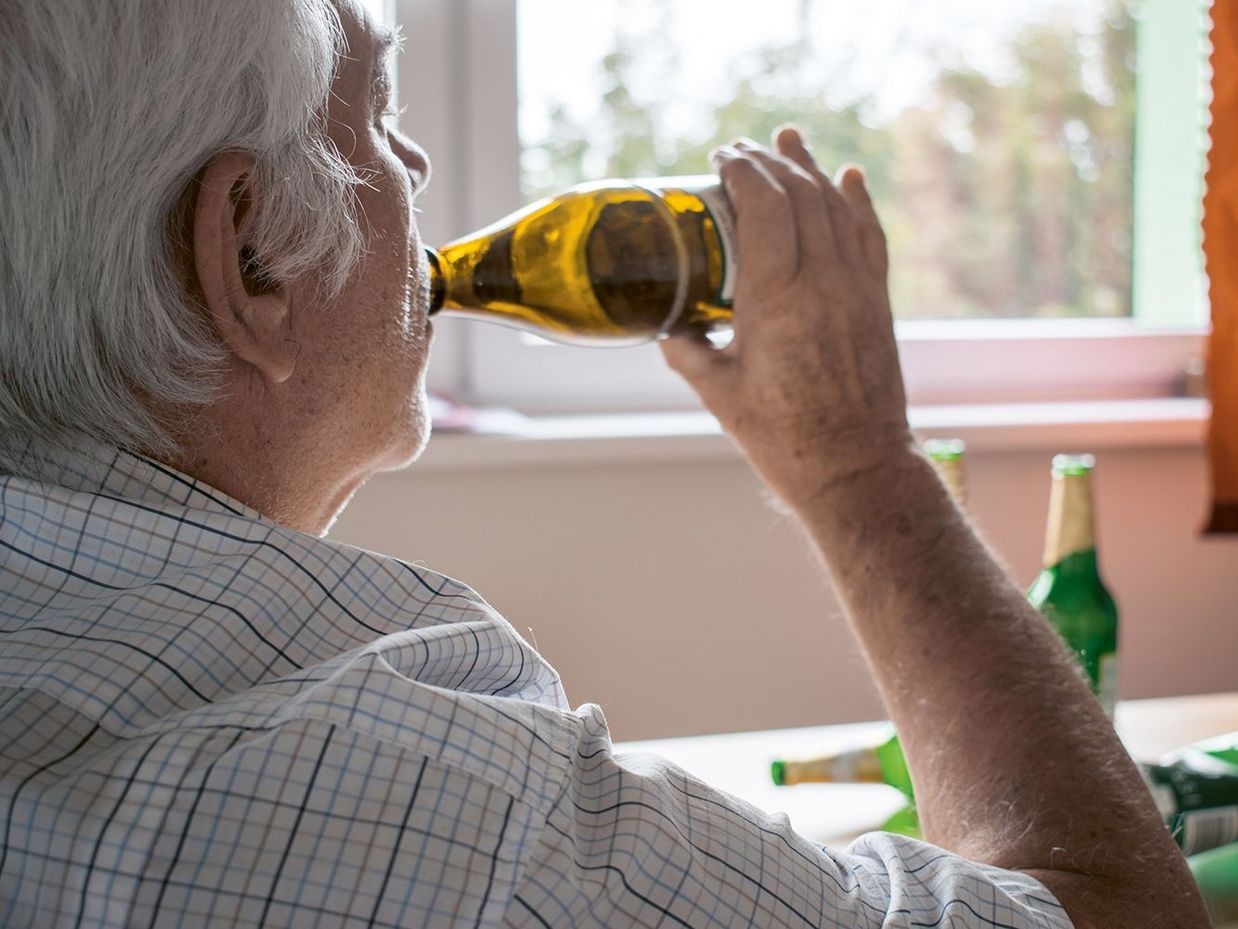 Trinken im Alter hat viele Ursachen. Einsamkeit und innere Leere gehören dazu.