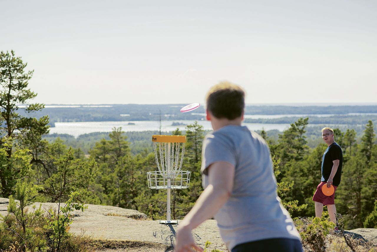 Åland, eine Inselgruppe zwischen Schweden und Finnland, nennt sich «grösster Discgolfpark der Welt». Ziel: in jeder Gemeinde ein Discgolfkurs