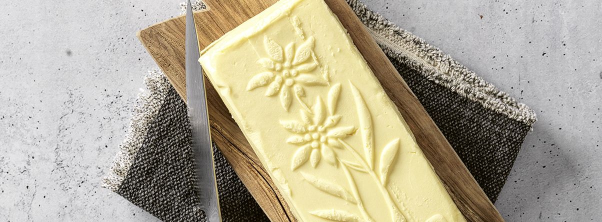 Butter vom lokalen Produzenten verwendet Markus Kappler, um die Gerichte für Seniorinnen und Senioren möglichst proteinreich zu gestalten.