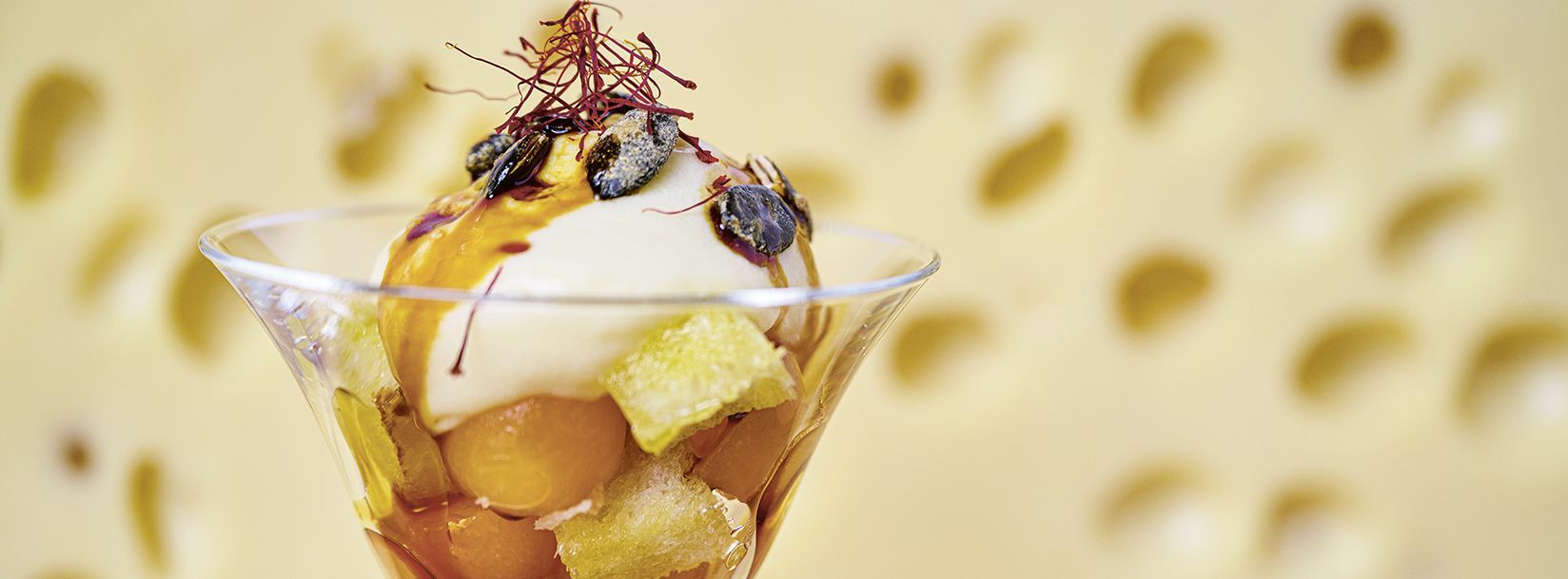 Süsssaure Kürbiskugeln, gebratene Zopffotzelschnitten und Buttermilchschaum aus Emmentaler AOP: Fertig ist der dritte Gang von Ivo Adam.