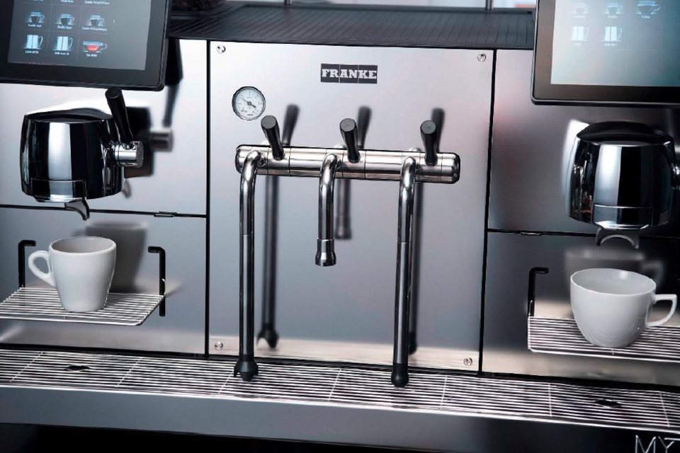 Mit den zwei Barista-Modulen rechts und links können bis zu vier Espressi gleichzeitig hergestellt werden.