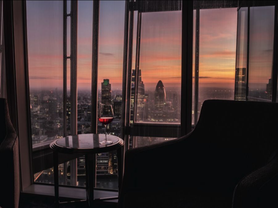 Blick aus einem Hochhaus mit Weinglas