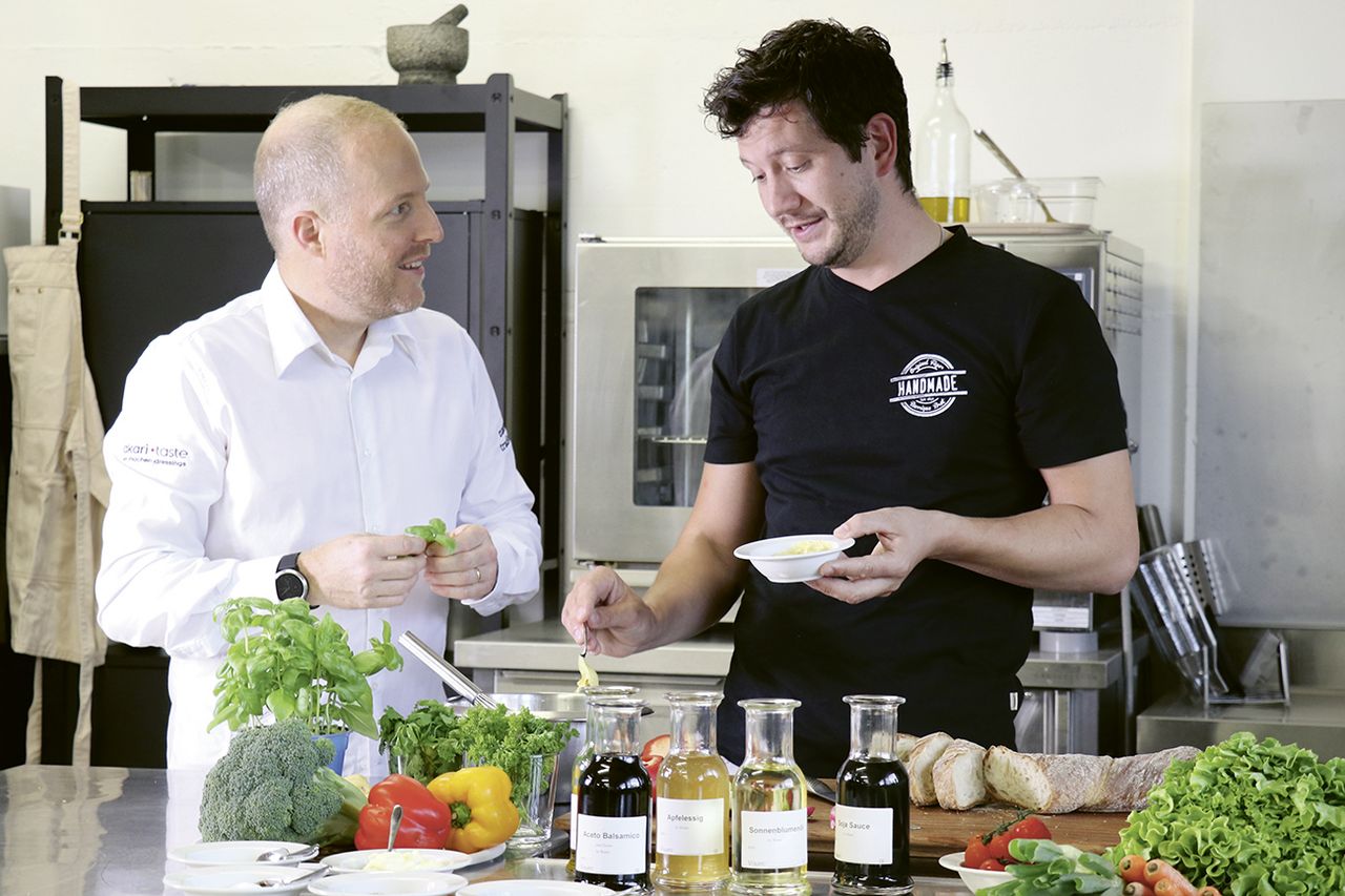 Roman Donzé (links) und Raphael Füger kreieren gemeinsam ein Dressing.