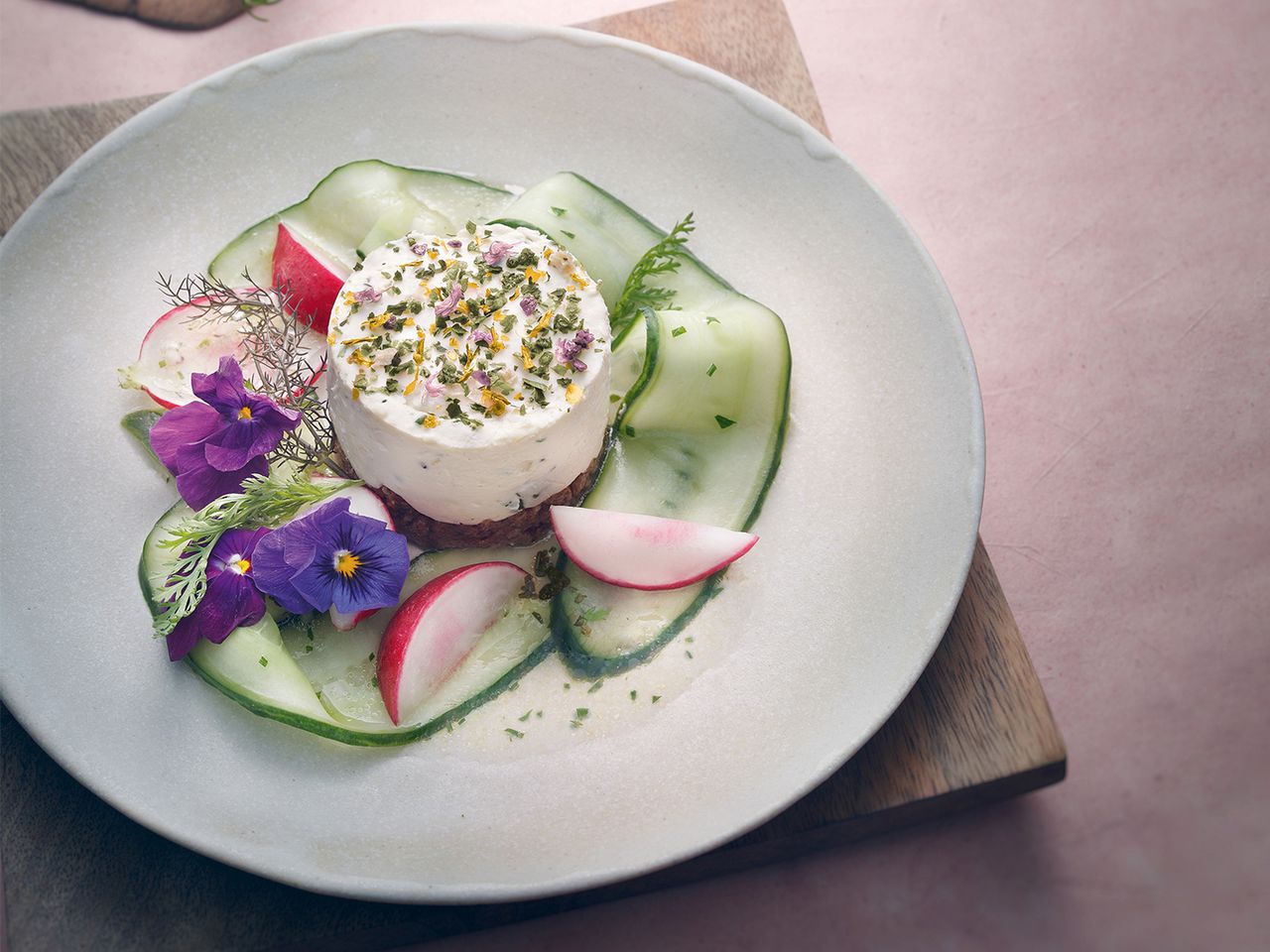 Frischkäsetörtchen „Deluxe“ mit Kräuter-Blüten-Mix