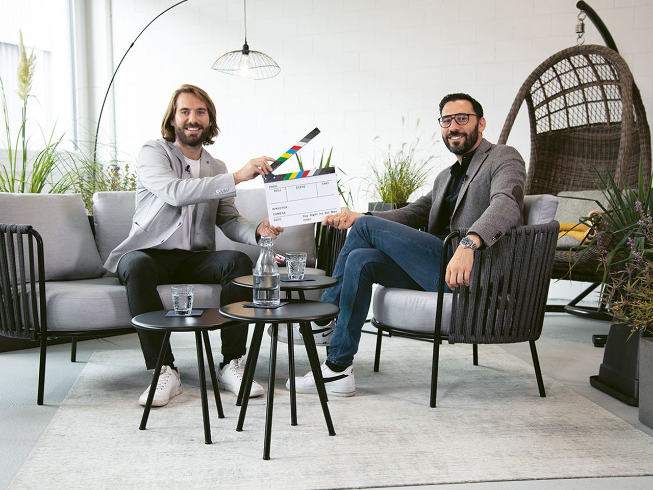 Timon Kobel (links) und Sandro Di Giovanni von der Hunn Gartenmöbel AG – bereit für das Gastrofacts-Videointerview.