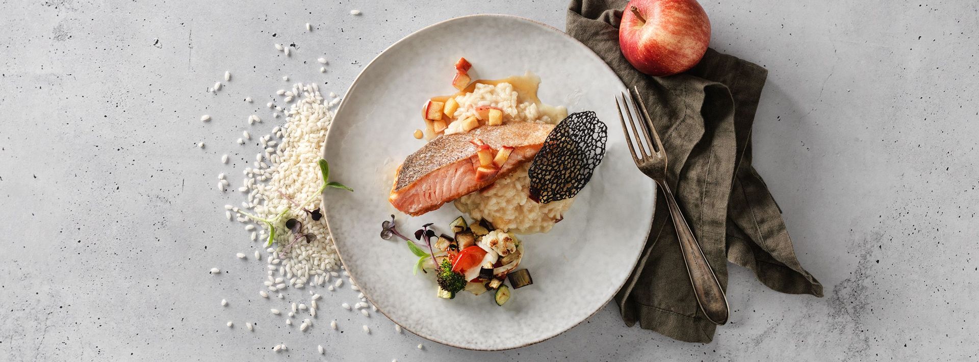 Apfelgebeizter Schweizer Lachs mit Apfelrisotto und sommerlichem Bratgemüse