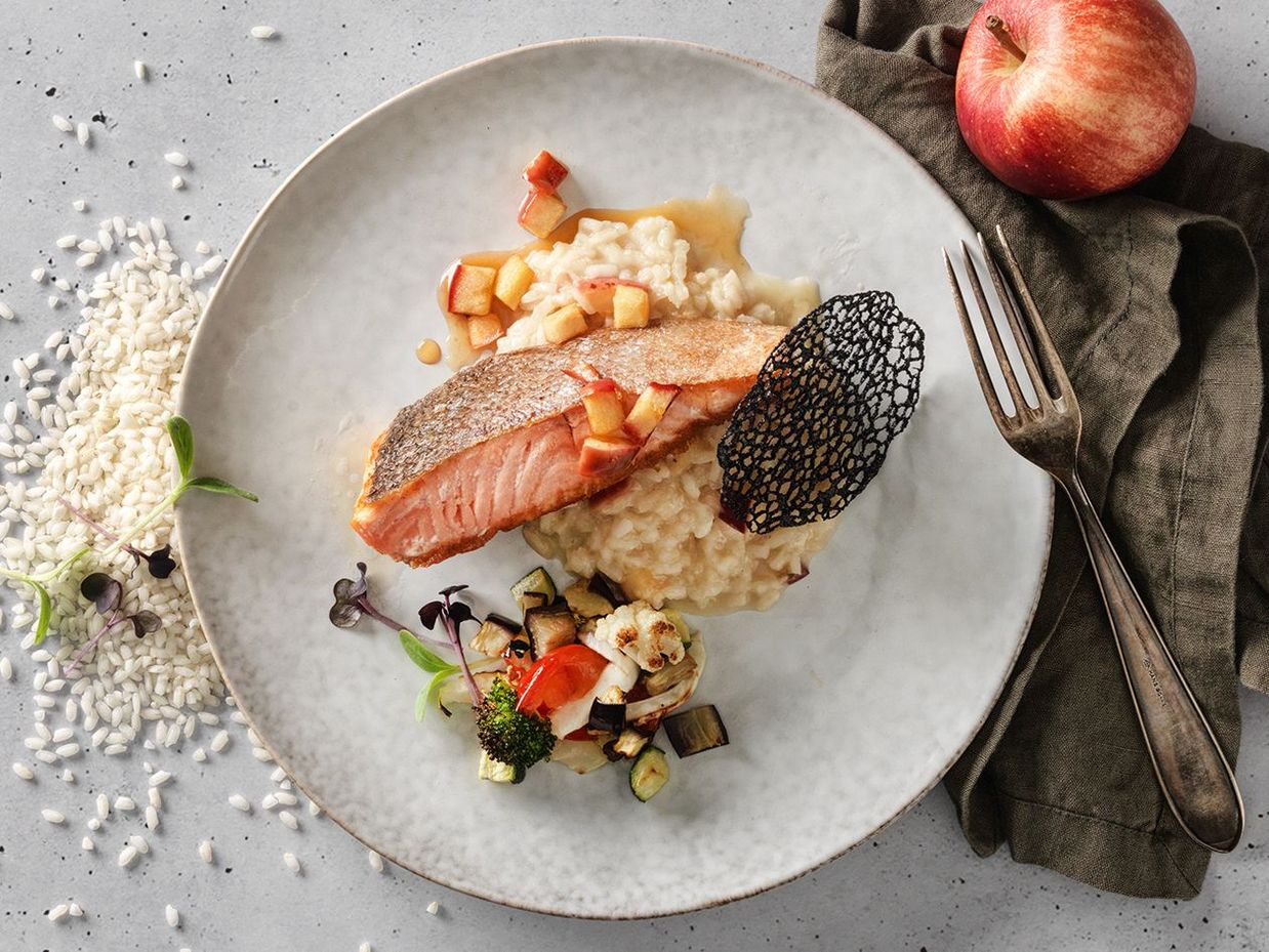 Apfelgebeizter Schweizer Lachs mit Apfelrisotto und sommerlichem Bratgemüse