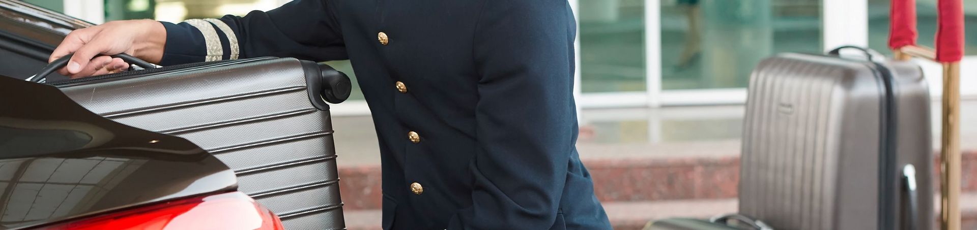 Ein Concierge, der beim Ausladen des Gepäcks hilft