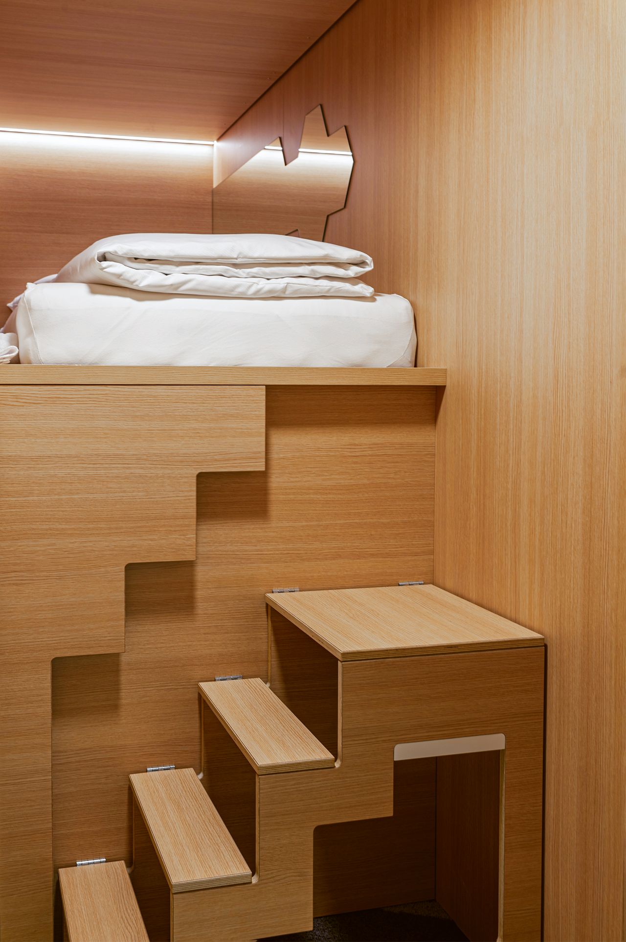 Eines von sechs japanischen Kapselzimmern im The Lab Hotel.