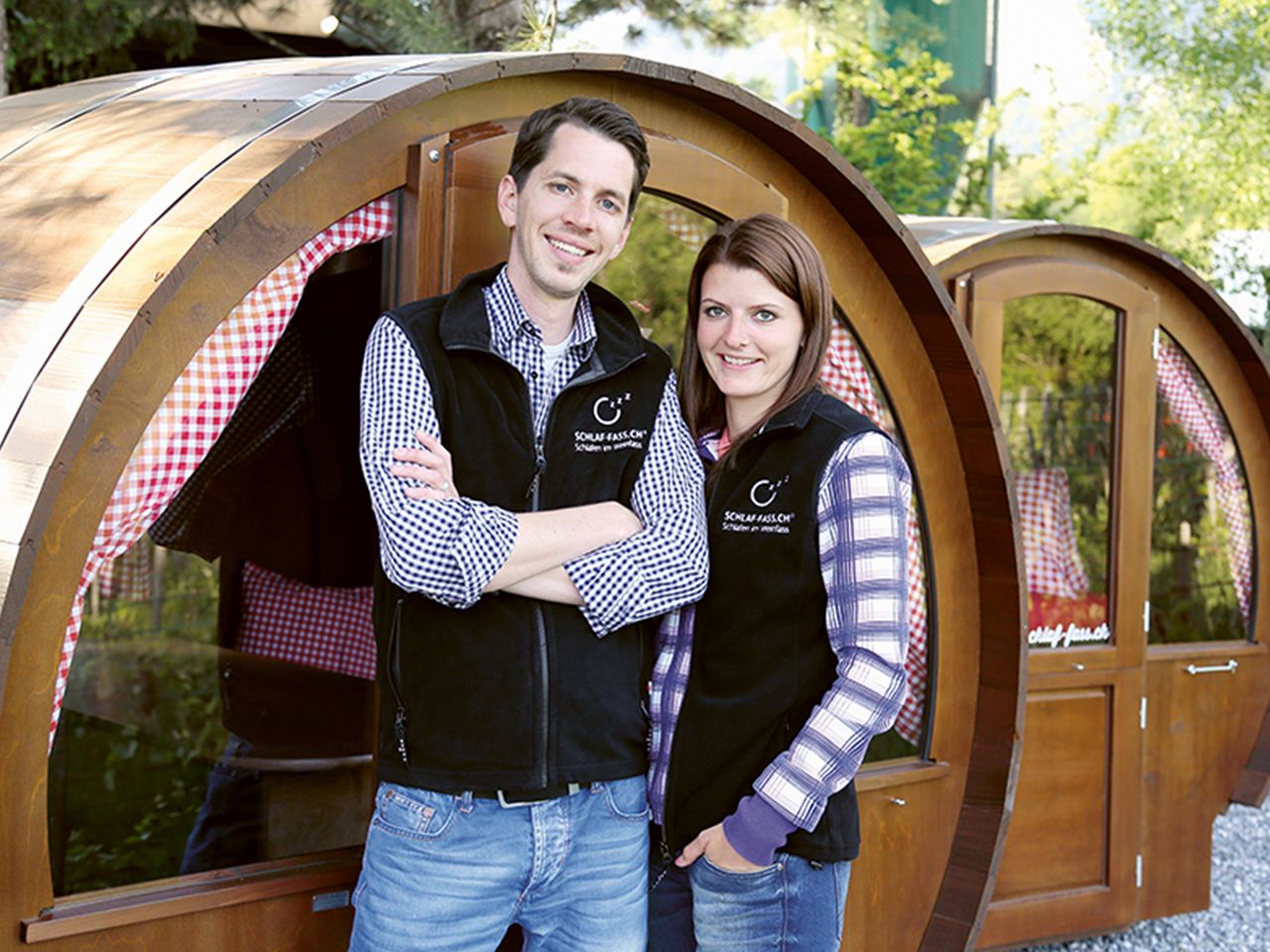 Andreas und Mirjam Hartmann vor einem ihrer Weinfässer.