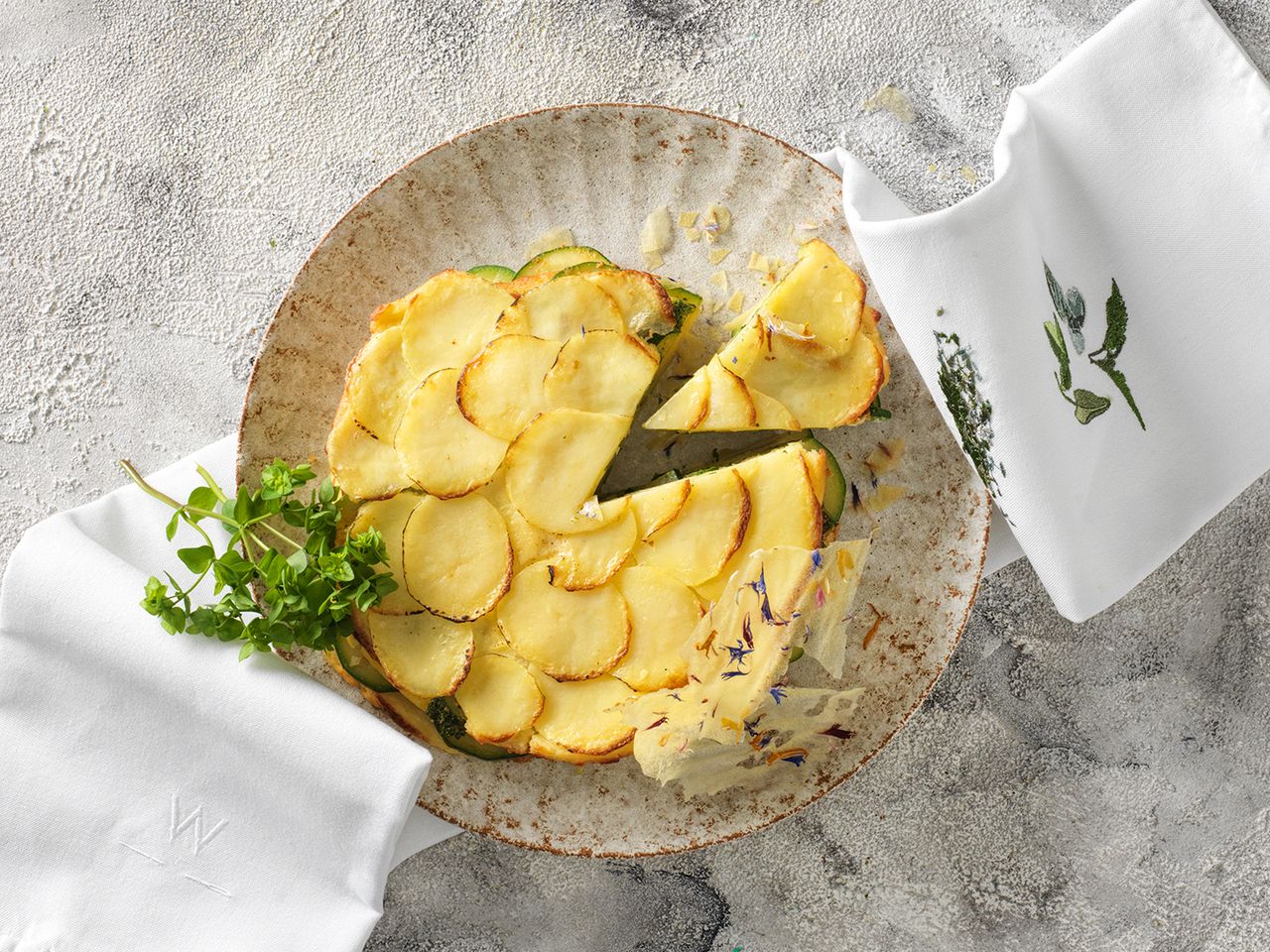 Serviette passend zum Gericht von der Waldburger Stickerei Manufaktur bestickt.