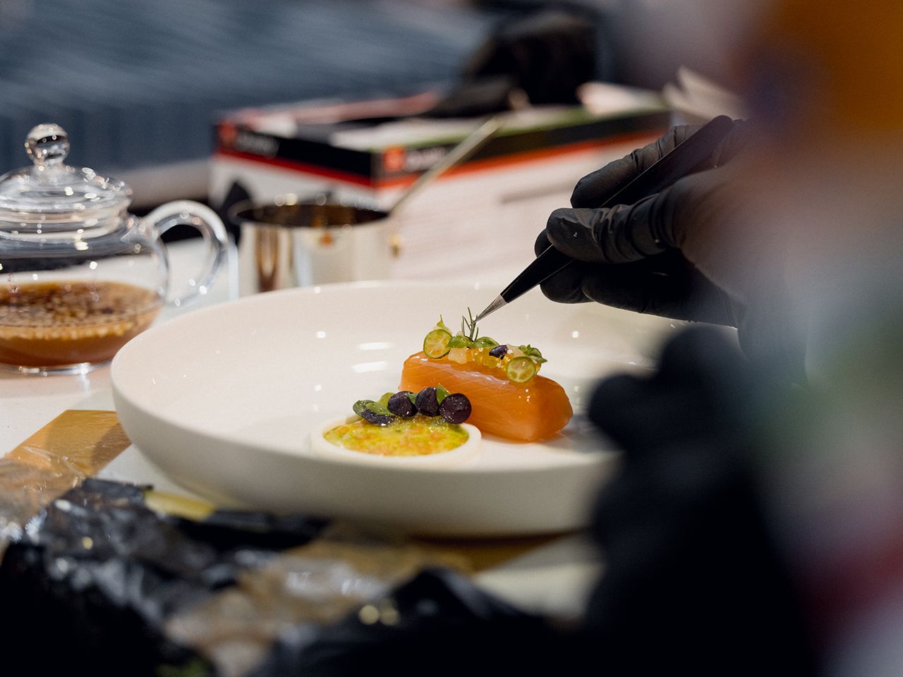 Massarbeit mit der Pinzette.