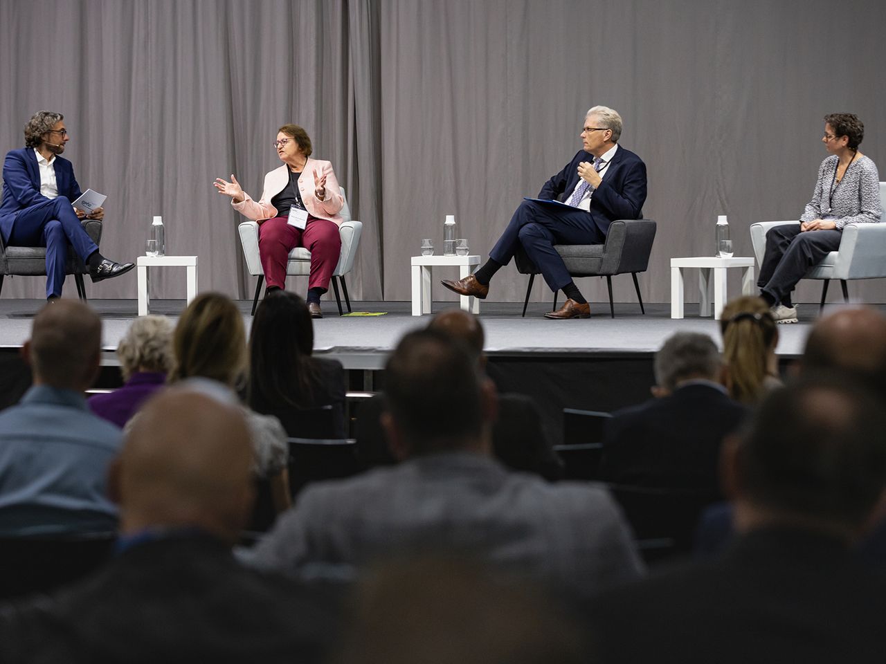v.l.n.r. Podiumsdiskussion mit Andrin Willi, Prof. Ulrike Arens-Azevêdo, Prof. Dr. Knut Schmidtke und Janine Bunte