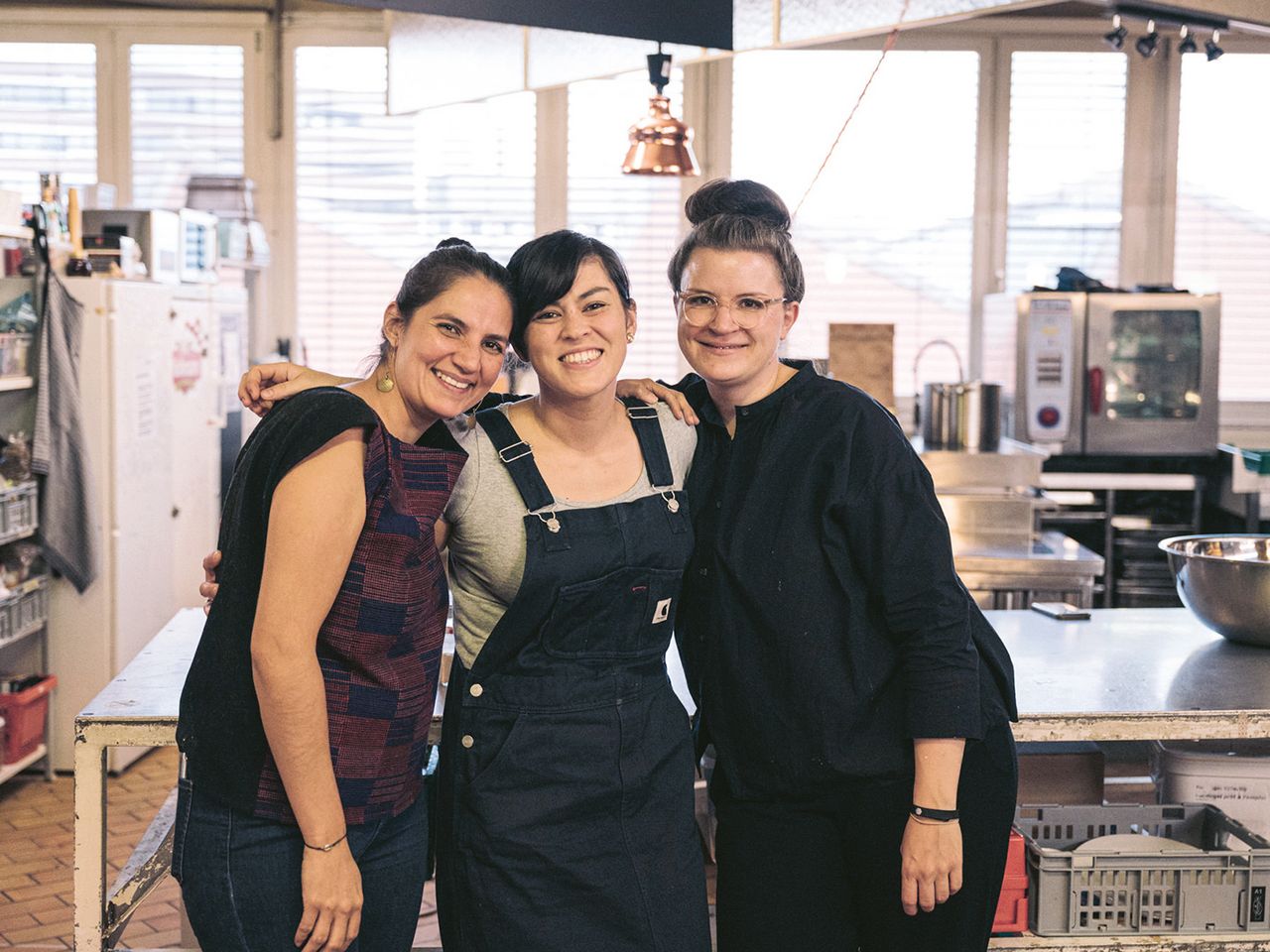 Christine Syrad (Mitte), Köchin und Fermentationsspezialistin.
