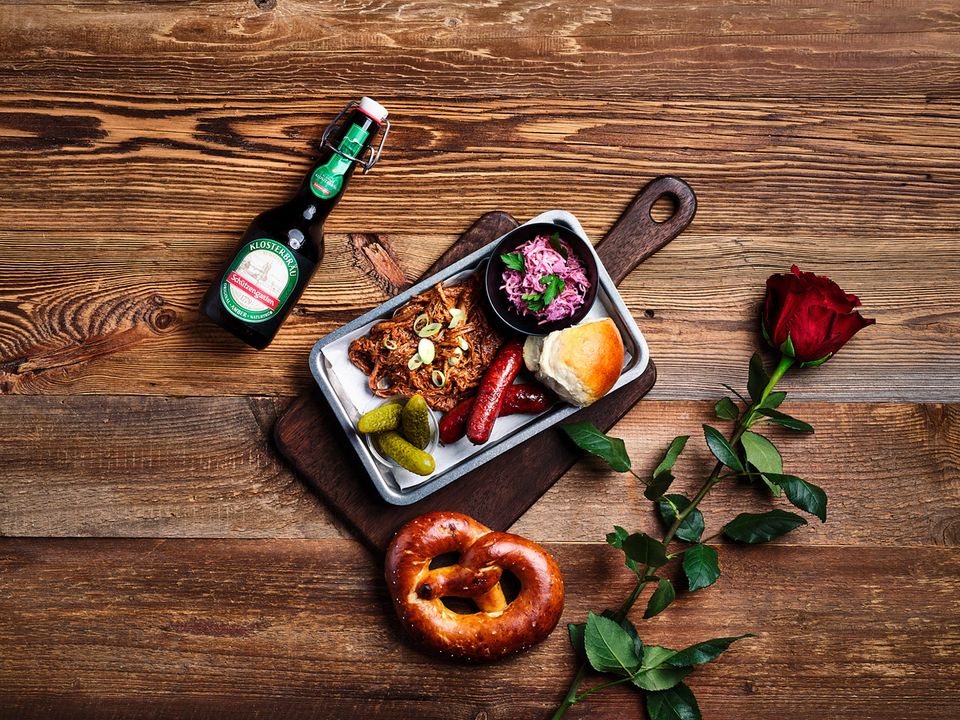 Lakers BBQ-Platte mit hausgeräucherter Beef Brisket und Milk Buns und eine schöne Craft-Bier Auswahl von der Brauerei Schützengarten.