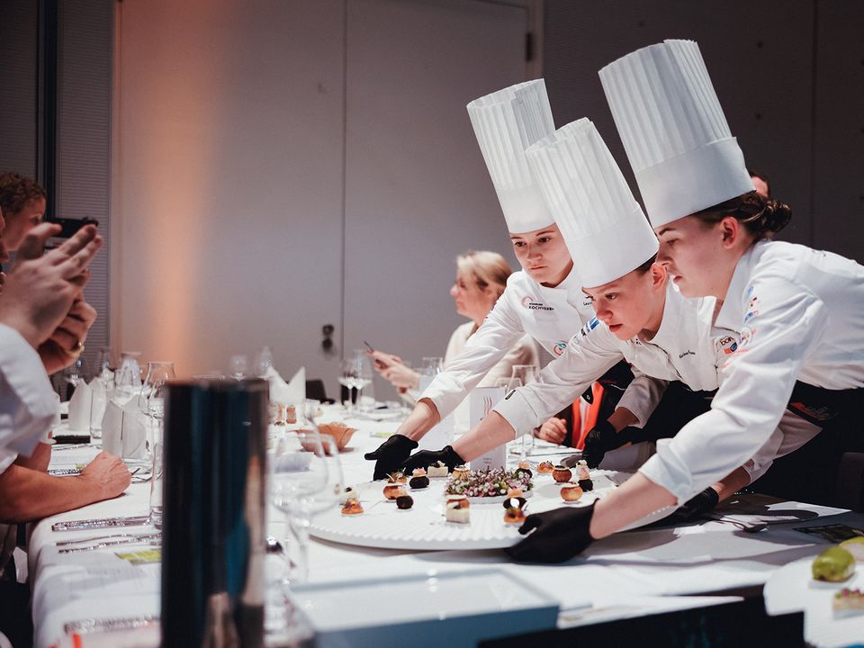 Die Junioren-Kochnati präsentiert im Wettbewerb Chefs Table ihre Fingerfood-Platte