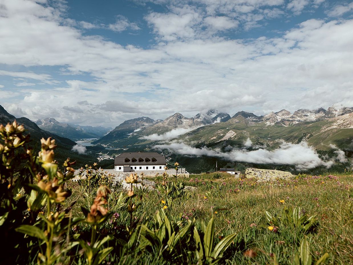 Arbeitsort mit Wow-Effekt: Berghotels, wie hier das Romantik Hotel Muottas Muragl im Oberengadin, eröffnen grossartige Perspektiven.