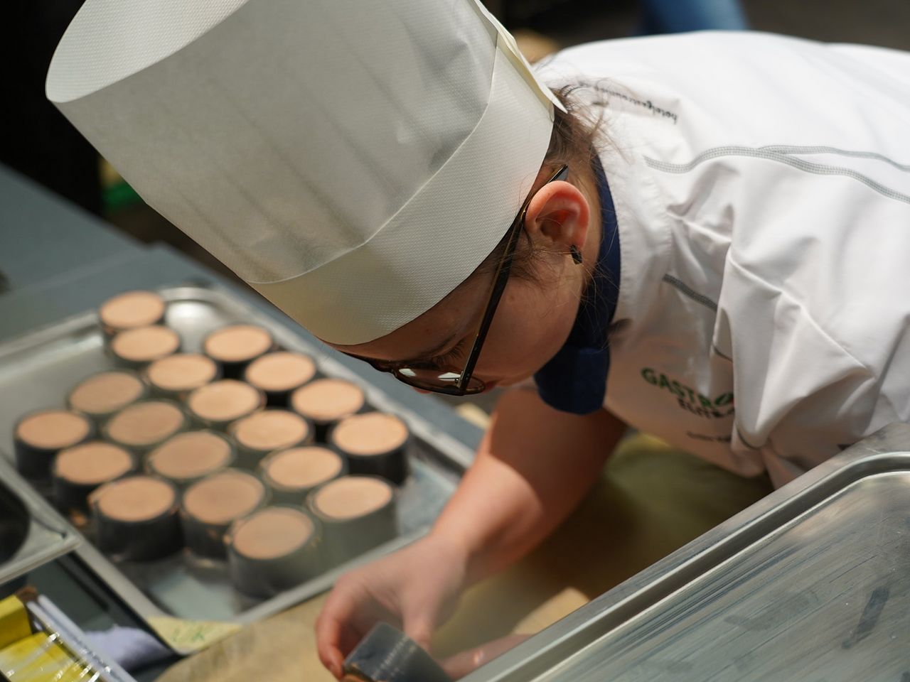 Jedes Team kocht mit der Basis eines vorgängig definierten Warenkorbs ein 3 Gänge Menü für 70 Personen.