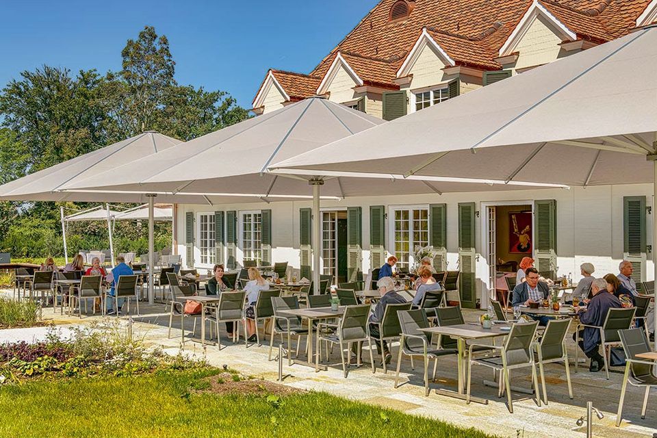 Das Restaurant Villa Winzerpark in Allschwil verfügt über einen eleganten Essbereich mit Edelstahl Gartenstühlen von Hunn.