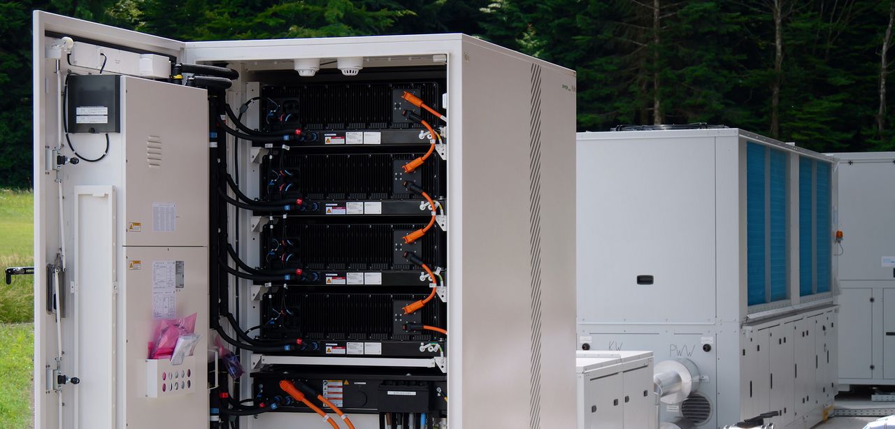 Das Batteriespeichersystem von Biofarm mit 215 kWh optimiert die Eigenstromnutzung.