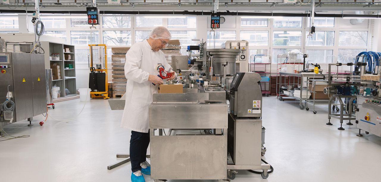 Roman Donzé, Inhaber und Geschäftsführer der akari taste GmbH, am Produktionsstandort in Illnau ZH.