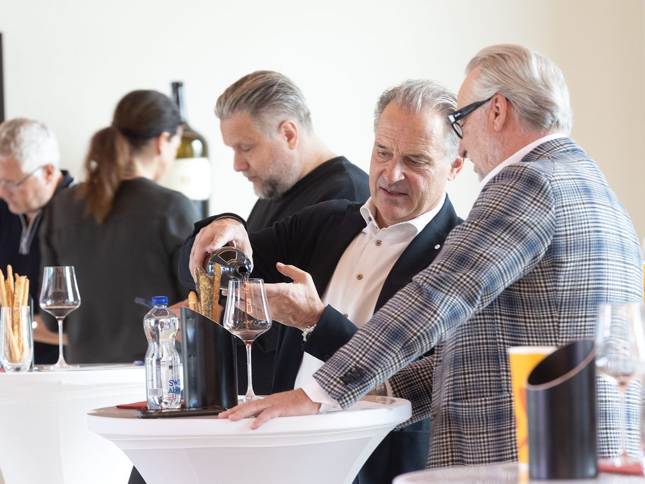 Weinservice durch den Winemaker, Michele Conceprio und Dany Stauffacher, Sapori Ticino (rechts)