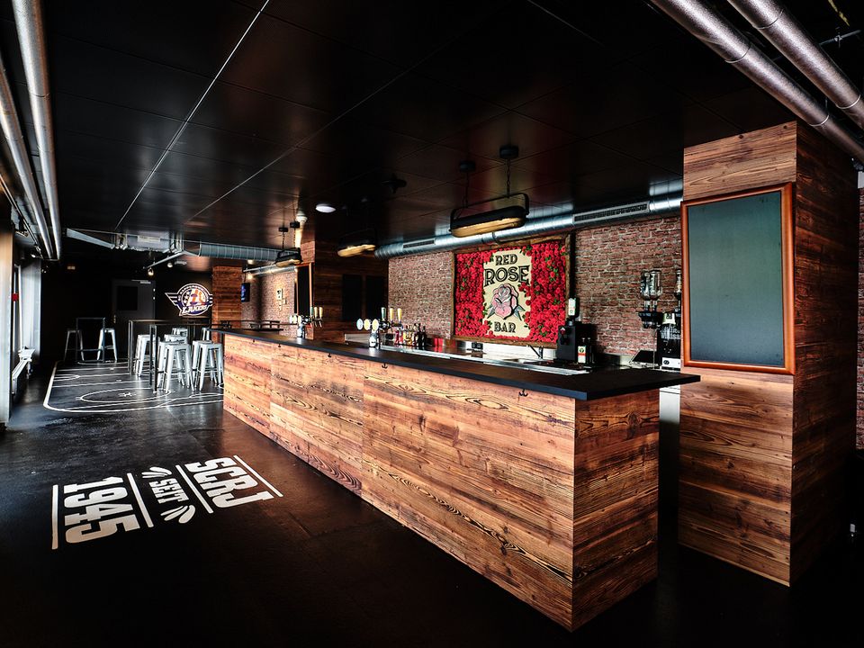 Die Red Rose Bar ist das Herz der neuen Gastronomie.