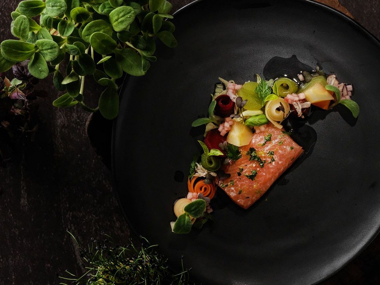 Lachsforelle mit gepickeltem Gemüse, Kräutern und Blüten