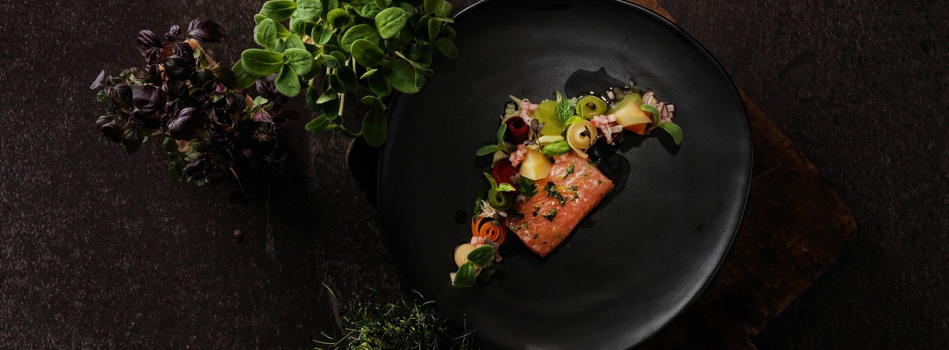 Lachsforelle mit gepickeltem Gemüse, Kräutern und Blüten