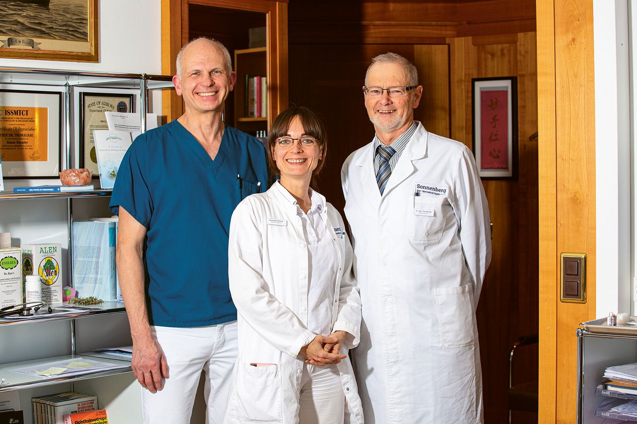 Initiator Thomas Rau (r.) mit der leitenden Ärztin Alexandra Kotthaus sowie Rolandas Janušas M.D., der das Health-Hotel-Ärzteteam komplettiert.