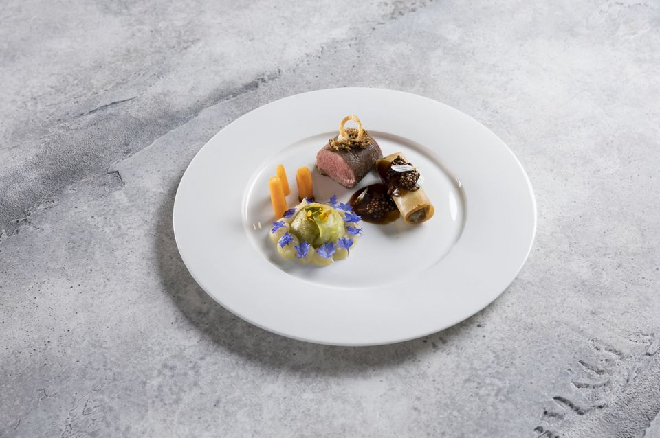 Teres Major vom Schwein, Schweine-Jus, gepickelte Schweinezunge im Filoteig, Weisskohlbällchen, Senfkaviar, Bergkartoffelstock und Bio-Karotten mit Vanille