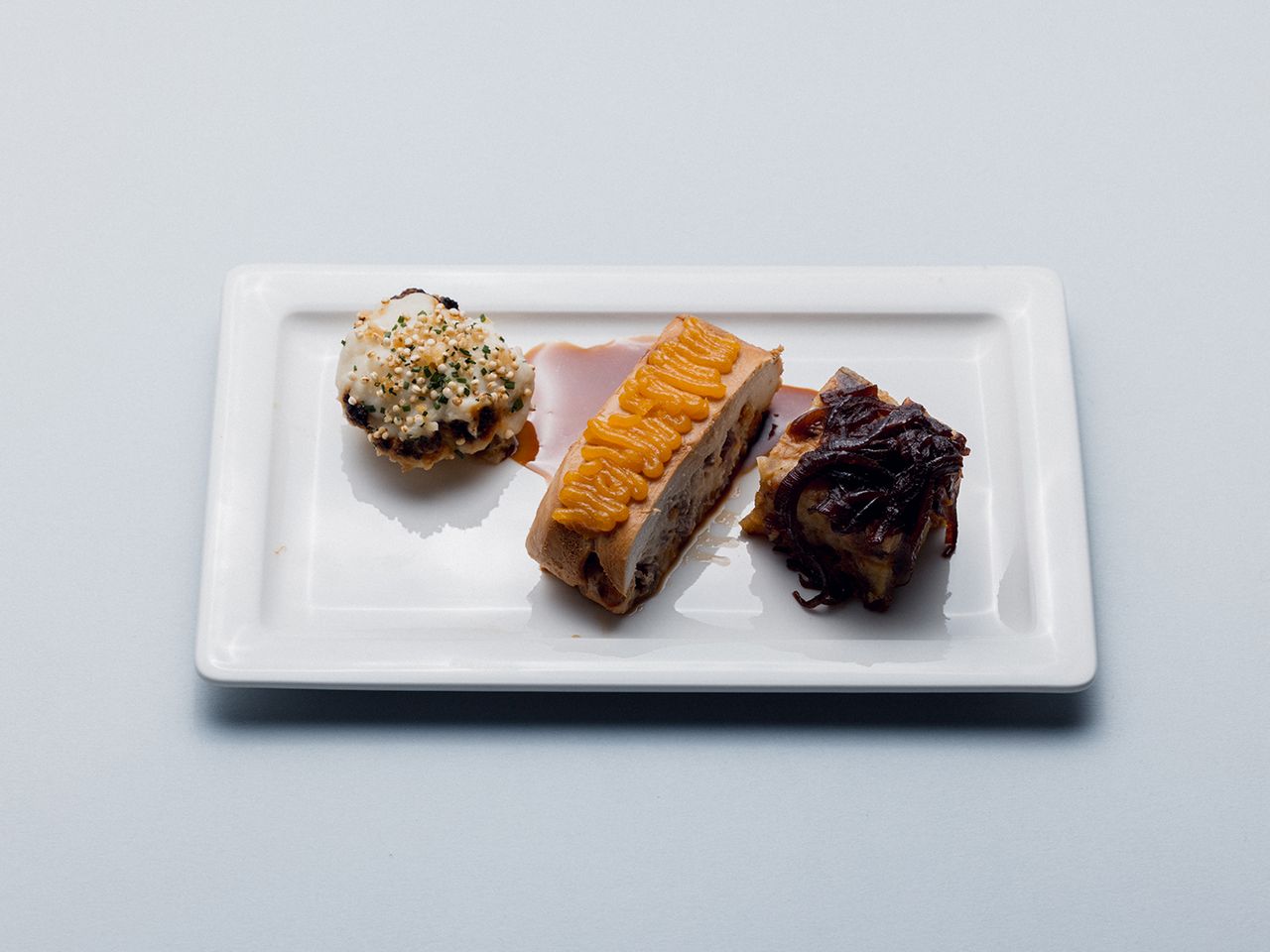 Poulet mit Aprikosengel, Jus, Knödel mit Zwiebel-Chutney und Blumenkohl.