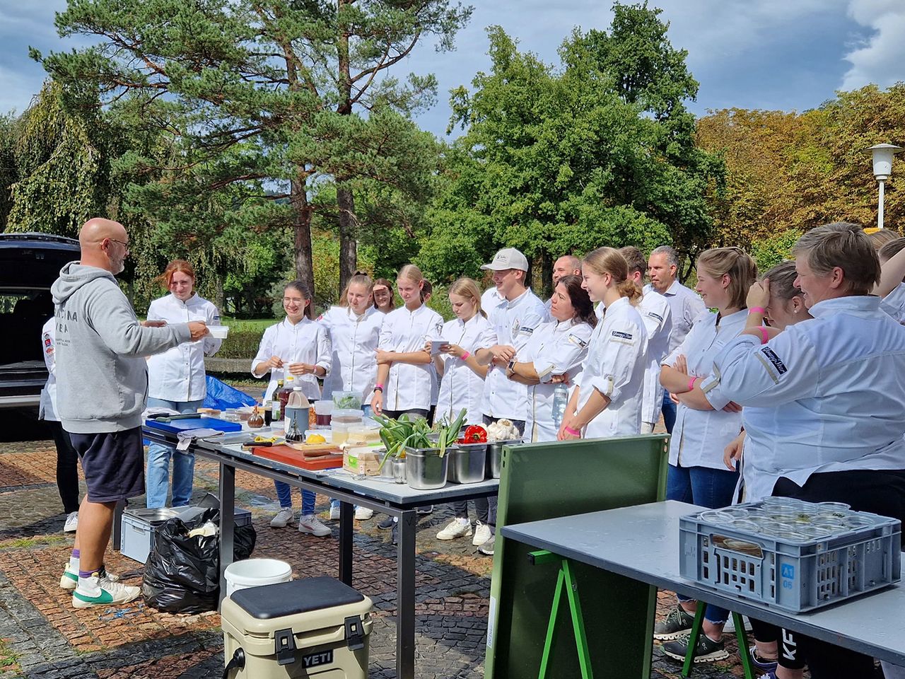 Fachexpert René Schudel in seinem Outdoor-Workshop am See