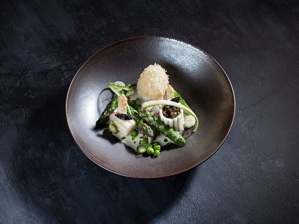 Der Sieger-Hauptgang: Gebackenes Ei, Belugalinsen, Bergkartoffel-Zylinder, Belper Spargel-Duo, Erbsen, Dörrzwetschgen und Radieschen auf Meerrettichschaumsauce