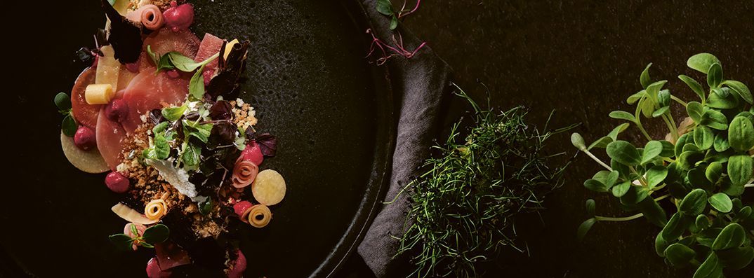 Mit Kräutern und Salaten aus vertikalen Farmen lassen sich herrliche Gerichte zaubern.