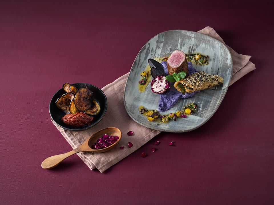 Lamm mit Trueffel-Kartoffeln  Rosenbluetenbutter