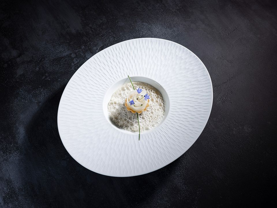 Die Sieger-Vorspeise: Rinderherz-Raviolo auf gebratener Birne, Sbrinzschaum, Knusperküchlein mit pochierter Williamsbirne und Birnensaftcreme