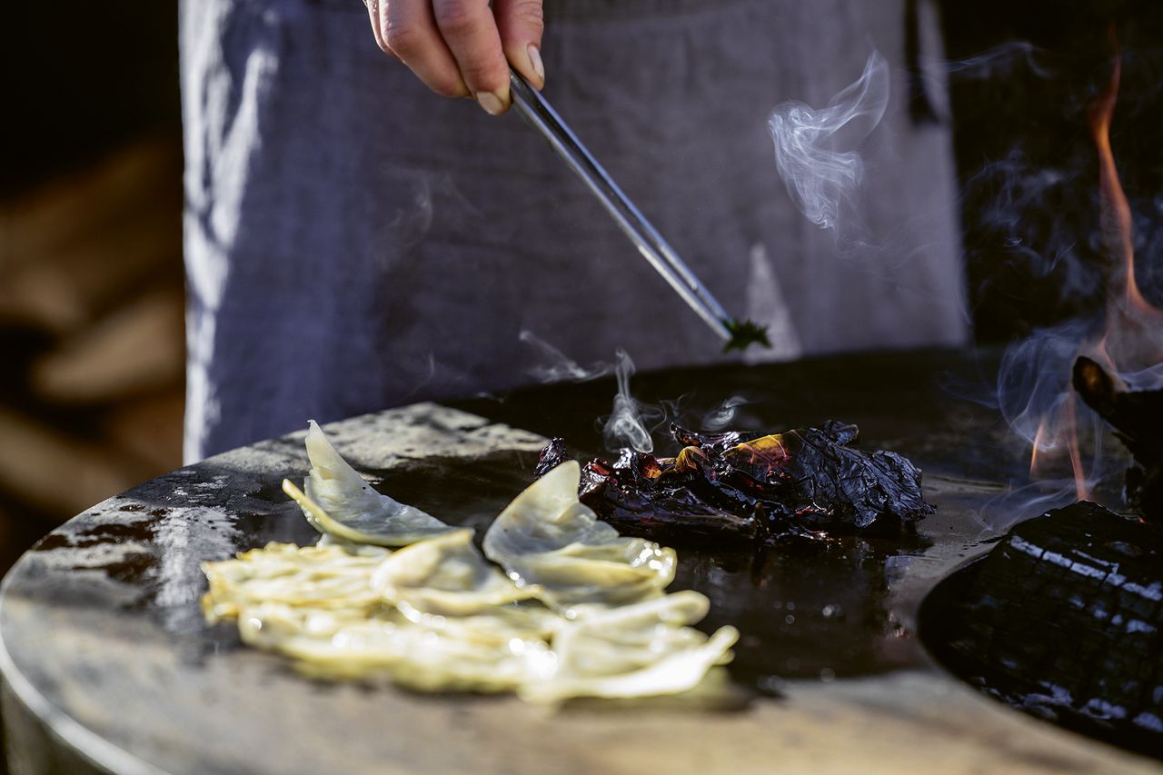 Kohl auf dem Feuerring: Rebecca Clopath kocht oft unter freiem Himmel.