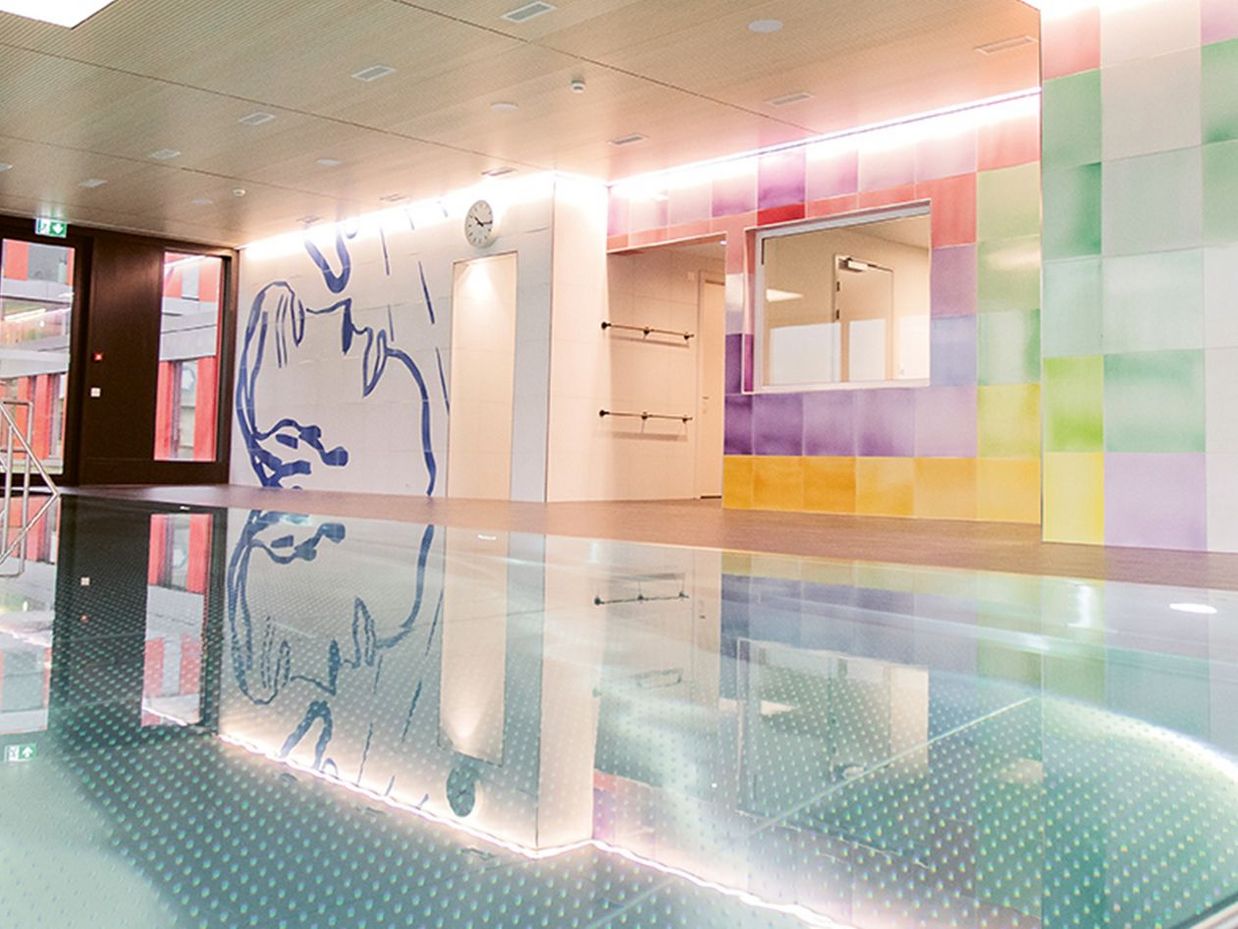 Im Spital Schwyz finden sich farbige Akzente überall, beispielsweise im Therapiebad.