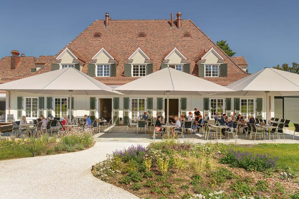 Terrasse Restaurant Villa Winzerpark in Allschwil, ausgestattet mit Hunn Gartenmöbeln