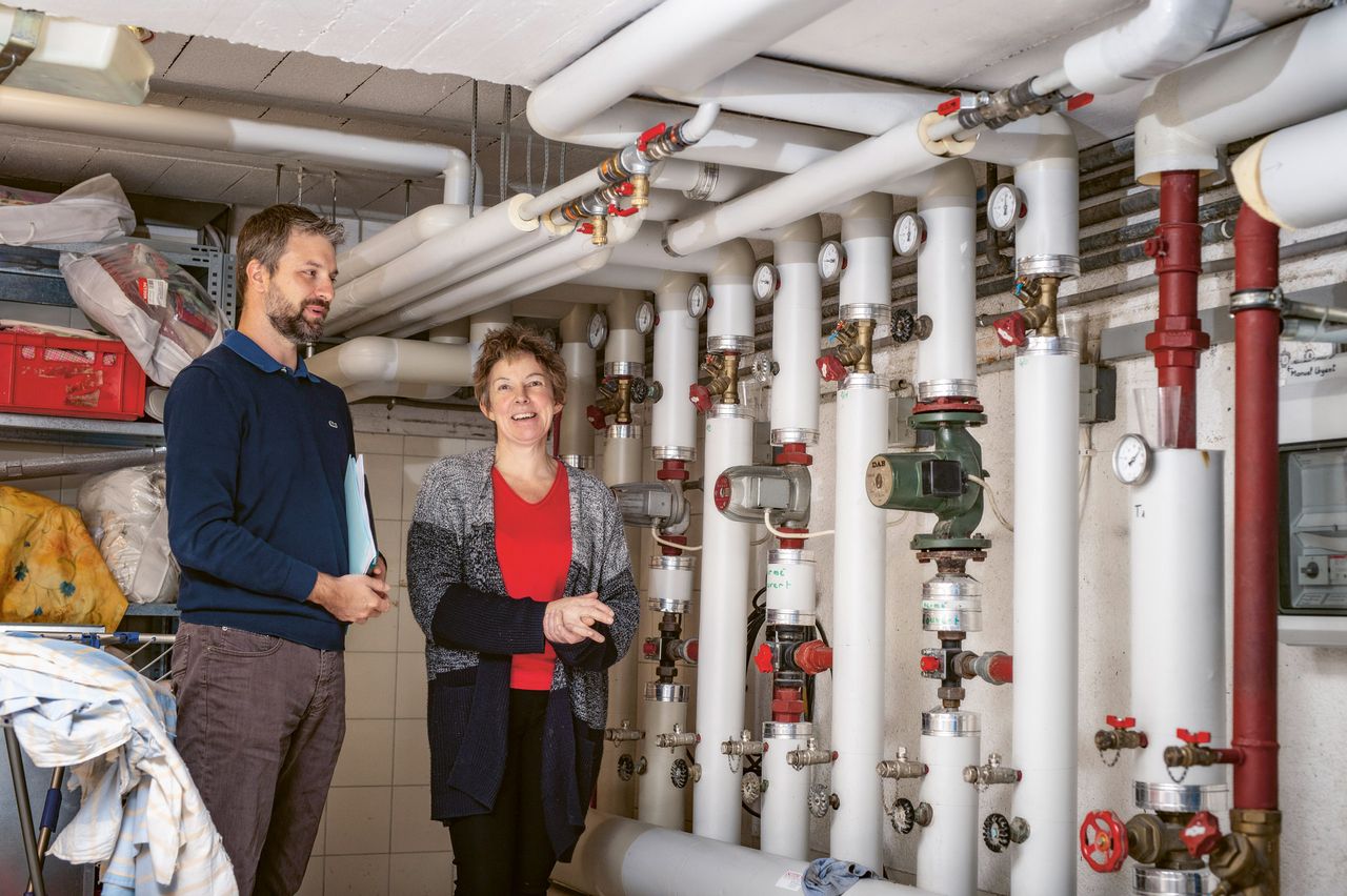 PEIK-Berater Mark Iten erklärt Hotelpächterin Monika Gigandet das Optimierungspotenzial der Heizungsanlage.