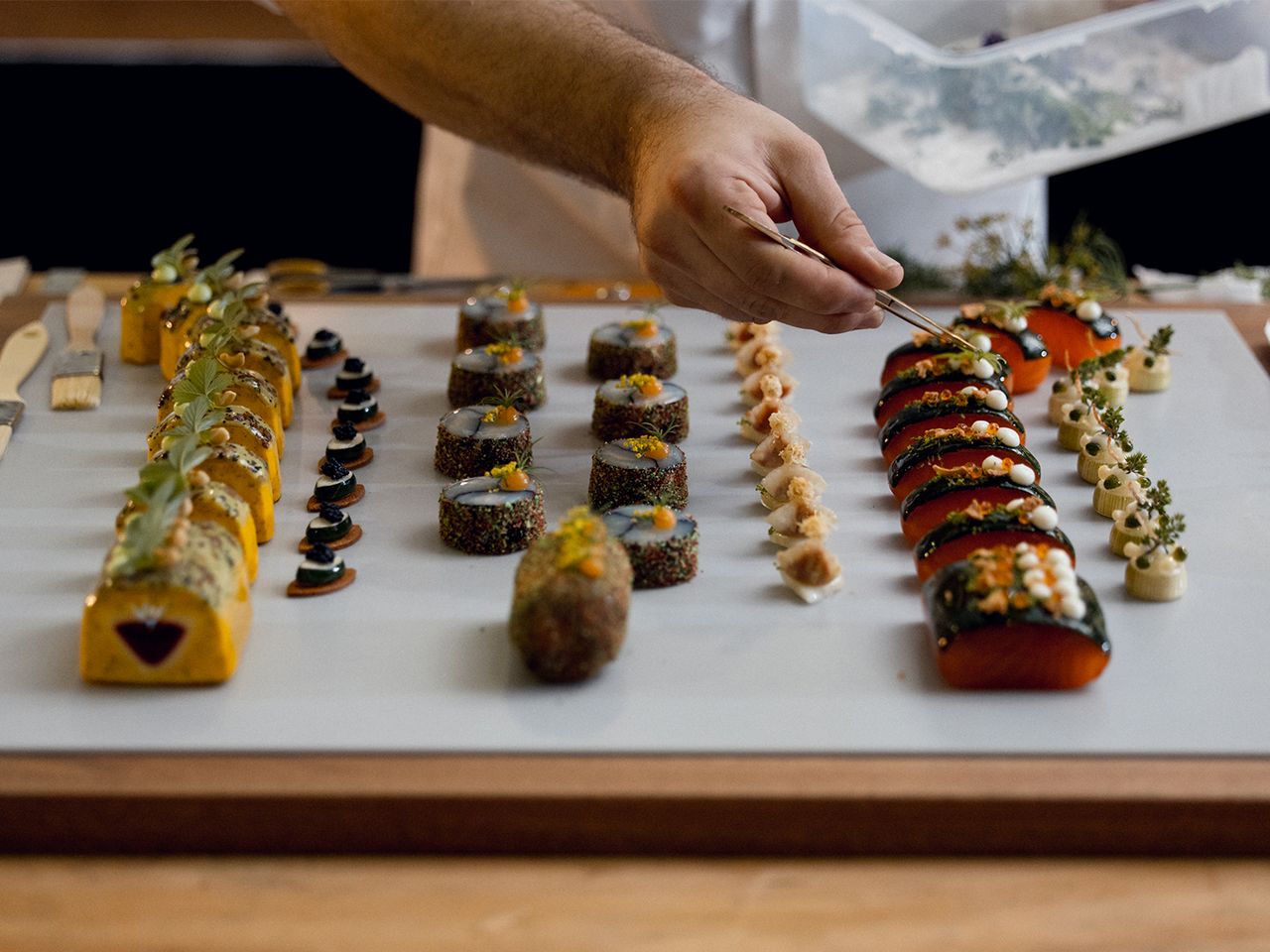 Die Fischschauplatte wird angerichtet.
