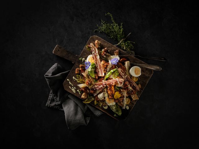 Der Hit auf einer Tavolata: Der appetitlich angerichtete «Caesar Salad» mit grilliertem Pouletfleisch. Die Gäste schöpfen selbst, was den Servieraufwand verkleinert.