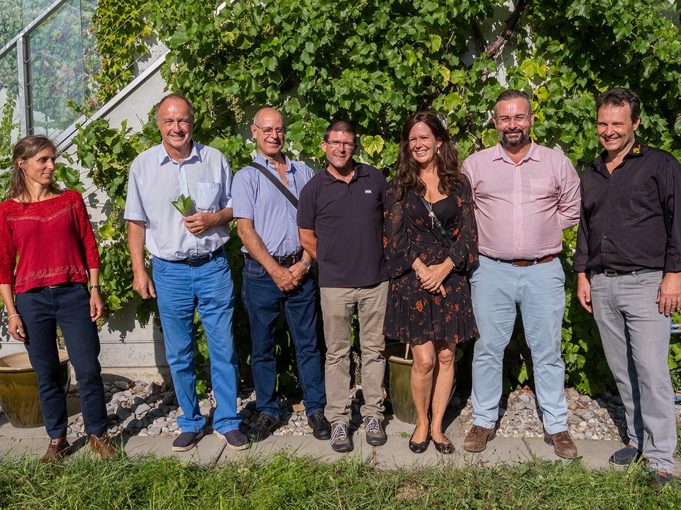 Aus dem Kanton Waadt: Erhielten nach vier Jahren berufsbegleitender Weiterbildung das Diplom zur Imkerin / zum Imker mit eidgenössischem Fachausweis v.l.n.r.: Sibylle Ribault, Martial Roulet, Carlos Duarte, Vincent Sarbach, Odile Mermoud, Djordje Ney, Vittorio Quarta (Schulleiter Romandie)