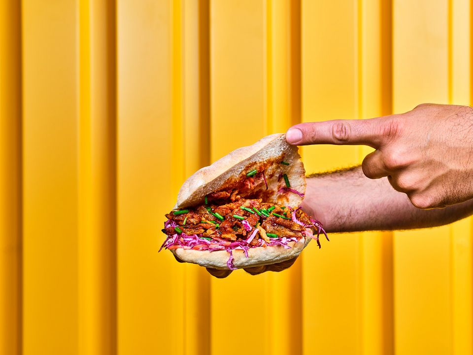 Pulled Pork Pita und Falafel Pita (vegan) mit saftigknackigem Red Slaw-Salat