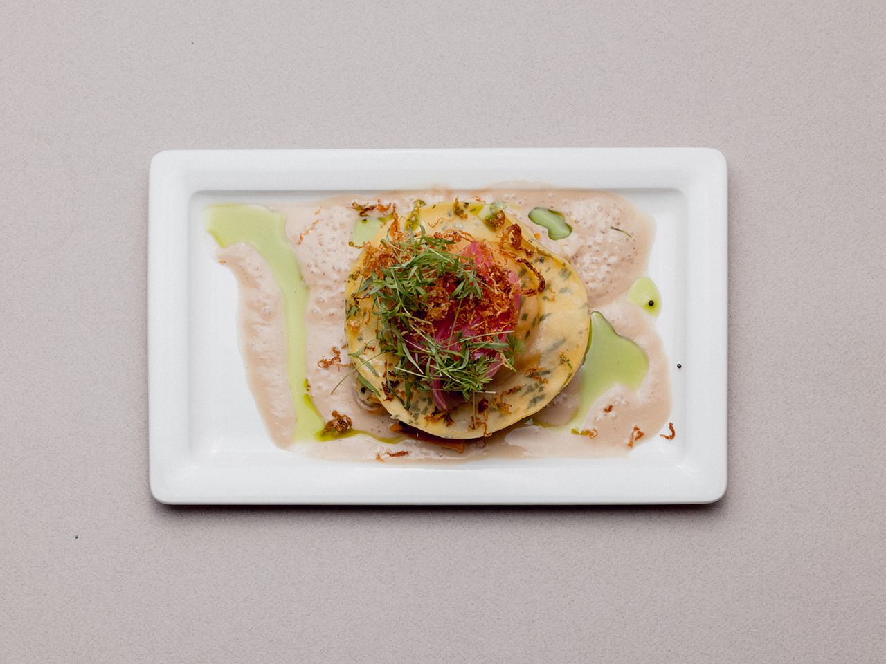 Der vegane Hauptgang: Geräucherter Karottenknödel an Sauerkraut-Tofu-Sauce, geschmorte Pastinaken, eingelegte rote Zwiebeln und gebratenes Sauerkraut.