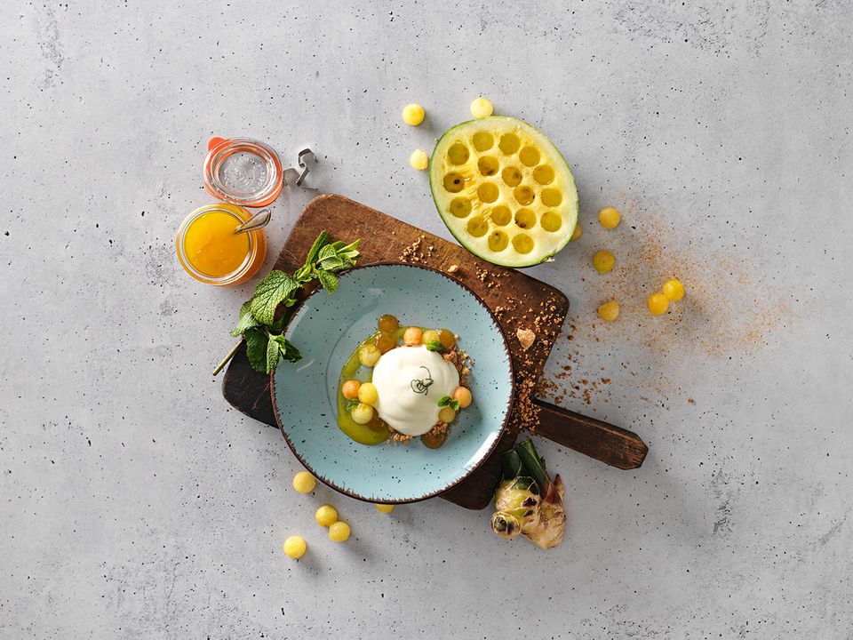 Melonen mit Joghurt-Minz-Espuma und Mandel-Crumble
